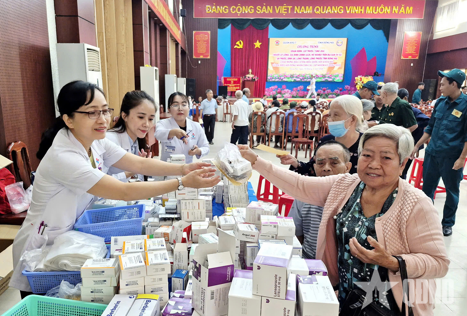 Bệnh viện Quân dân y miền Đông phối hợp khám bệnh, tặng quà cho nhân dân tại Đồng Nai

